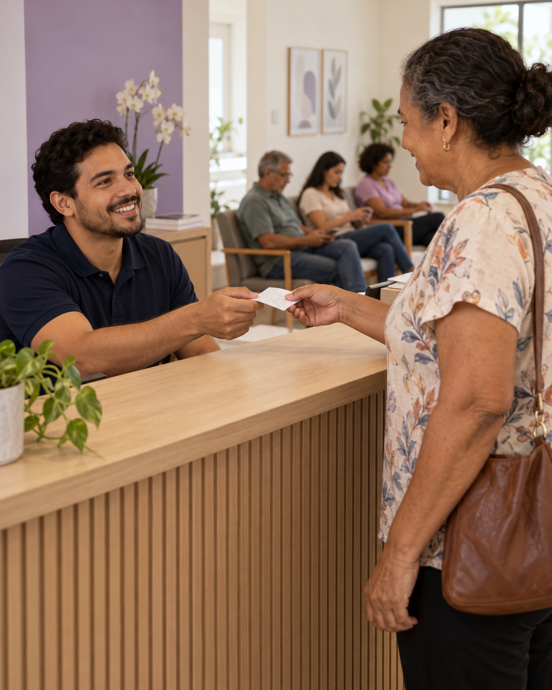 Cena ilustrativa de recepcionista acolhendo uma paciente na chegada